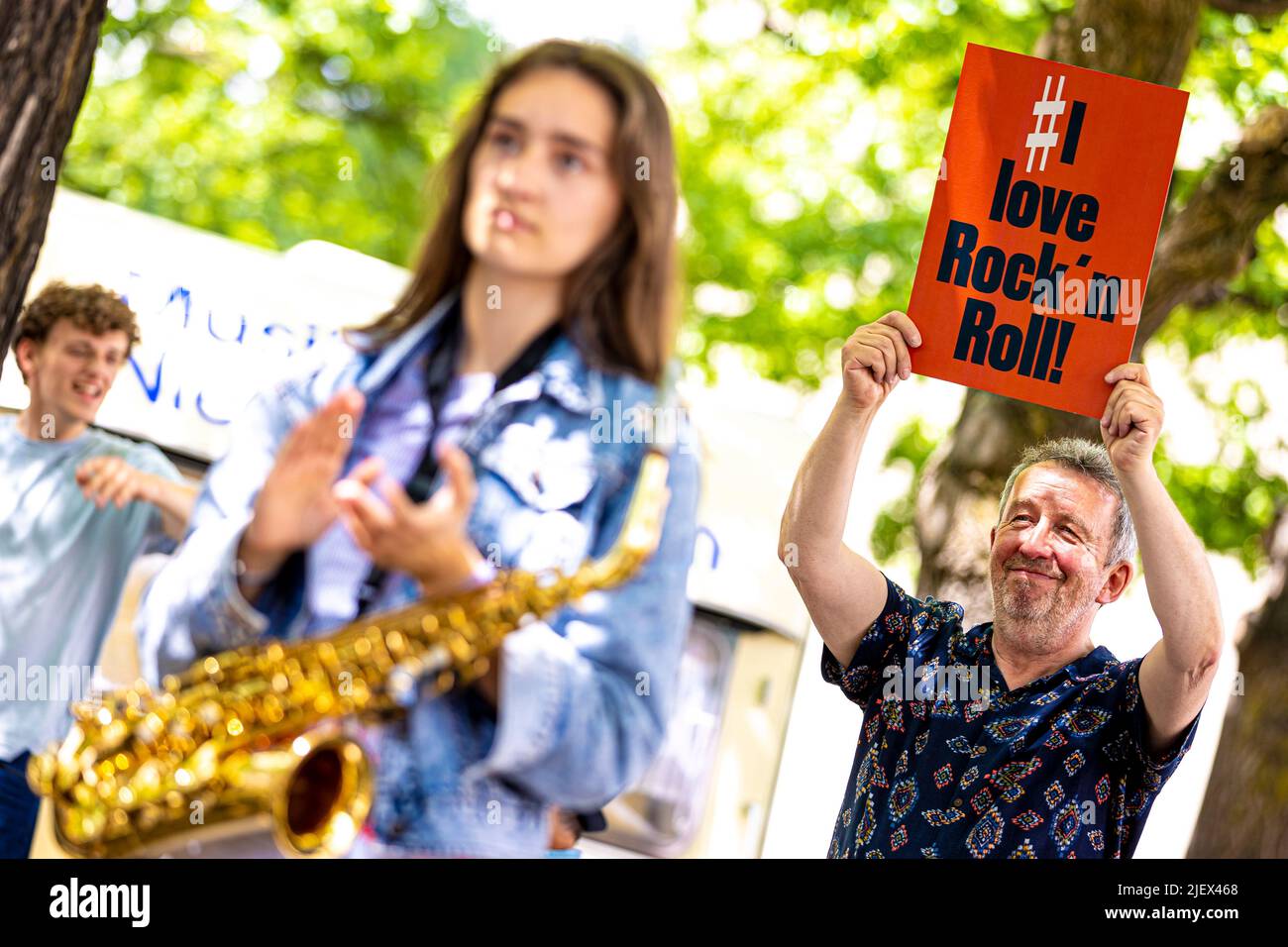 Hannover, Germania. 28th giugno 2022. Di fronte al parlamento di Stato della bassa Sassonia si manifestano contro quella che essi vedono come la precaria situazione della cultura popolare: Le parole "i love Rock'n Roll” possono essere lette su un cartello. Secondo le associazioni, la cultura pop, rock e jazz non svolge praticamente alcun ruolo nel finanziamento musicale dello stato. Credit: Moritz Frankenberg/dpa/Alamy Live News Foto Stock