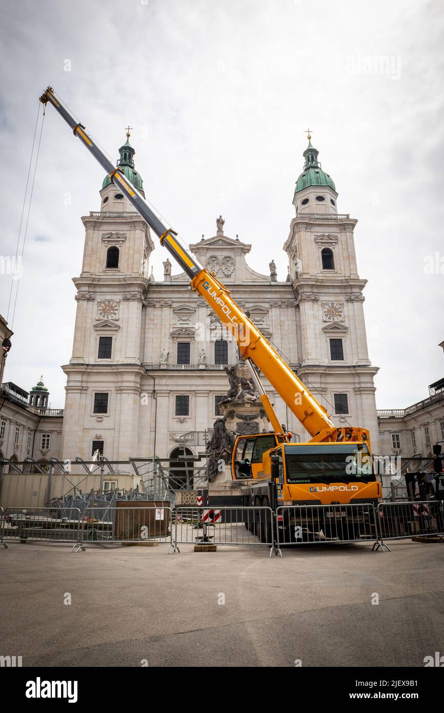 Salisburgo, Austria, 21.06.21. Un palcoscenico teatrale a Domplatz (Piazza della Cattedrale) in preparazione al Festival di Salisburgo (Salzburger Festspiele) in corso di costruzione Foto Stock Salisburgo, Austria, 21.06.21. Un palcoscenico teatrale a Domplatz (Piazza della Cattedrale) in preparazione al Festival di Salisburgo (Salzburger Festspiele) in corso di costruzione Foto Stock