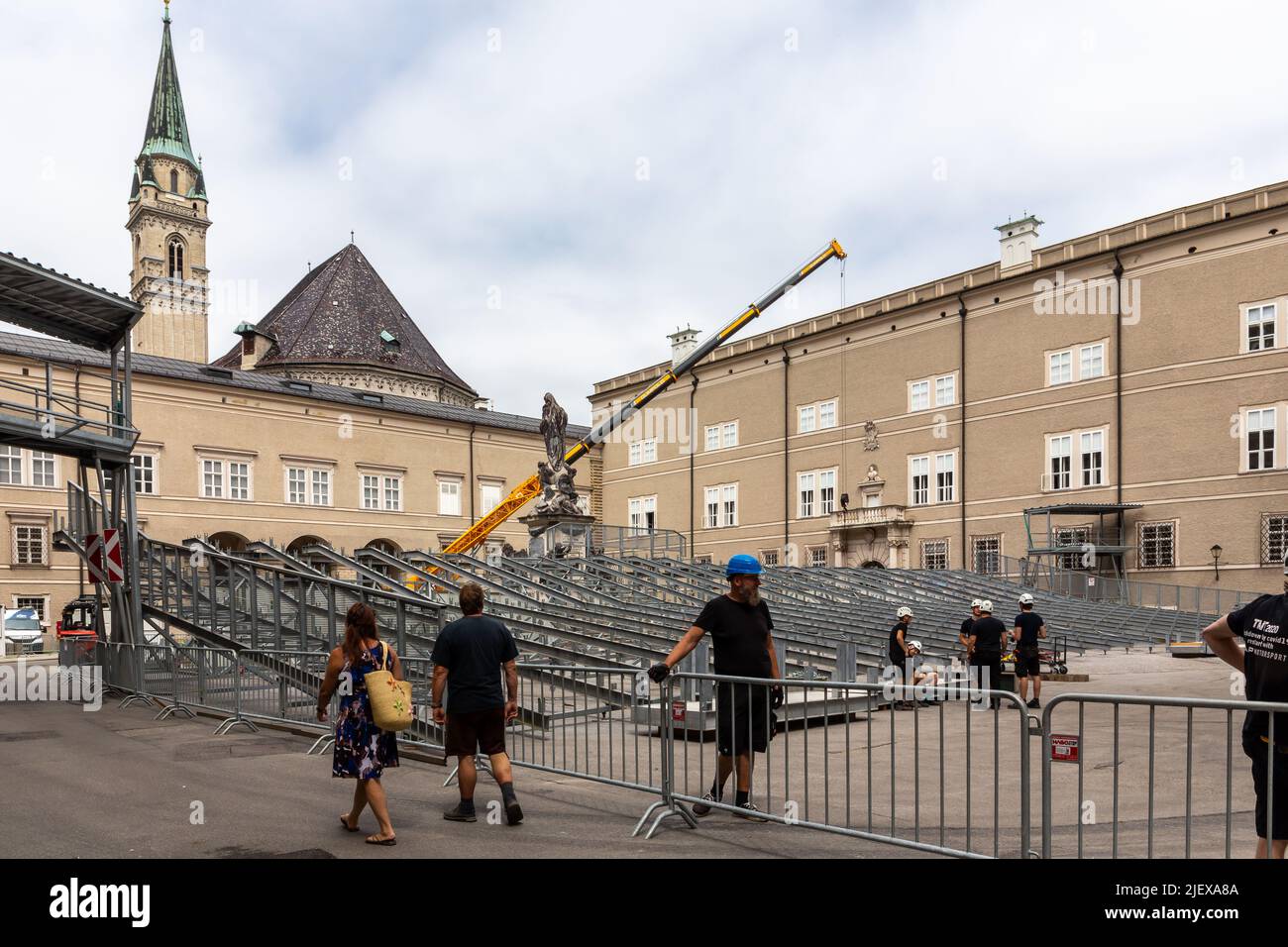 Salisburgo, Austria, 21.06.21. Un palco teatrale a Domplatz (Piazza della Cattedrale) in preparazione al Festival di Salisburgo (Salzburger Festspiele) in corso di costruzione. Foto Stock Salisburgo, Austria, 21.06.21. Un palco teatrale a Domplatz (Piazza della Cattedrale) in preparazione al Festival di Salisburgo (Salzburger Festspiele) in corso di costruzione. Foto Stock