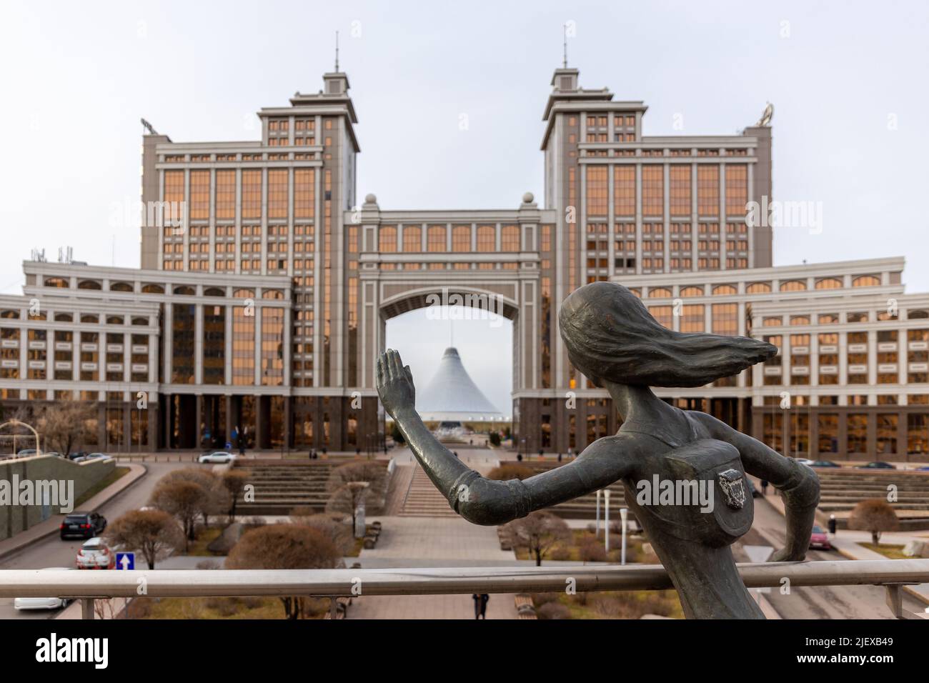 Nur Sultan, Kazakhstan, 11.11.21. Monumento scooter (statua di bronzo della scuola di pattinaggio a rotelle) su una Qabanbay Batyr Avenue con KazMunayGas Foto Stock