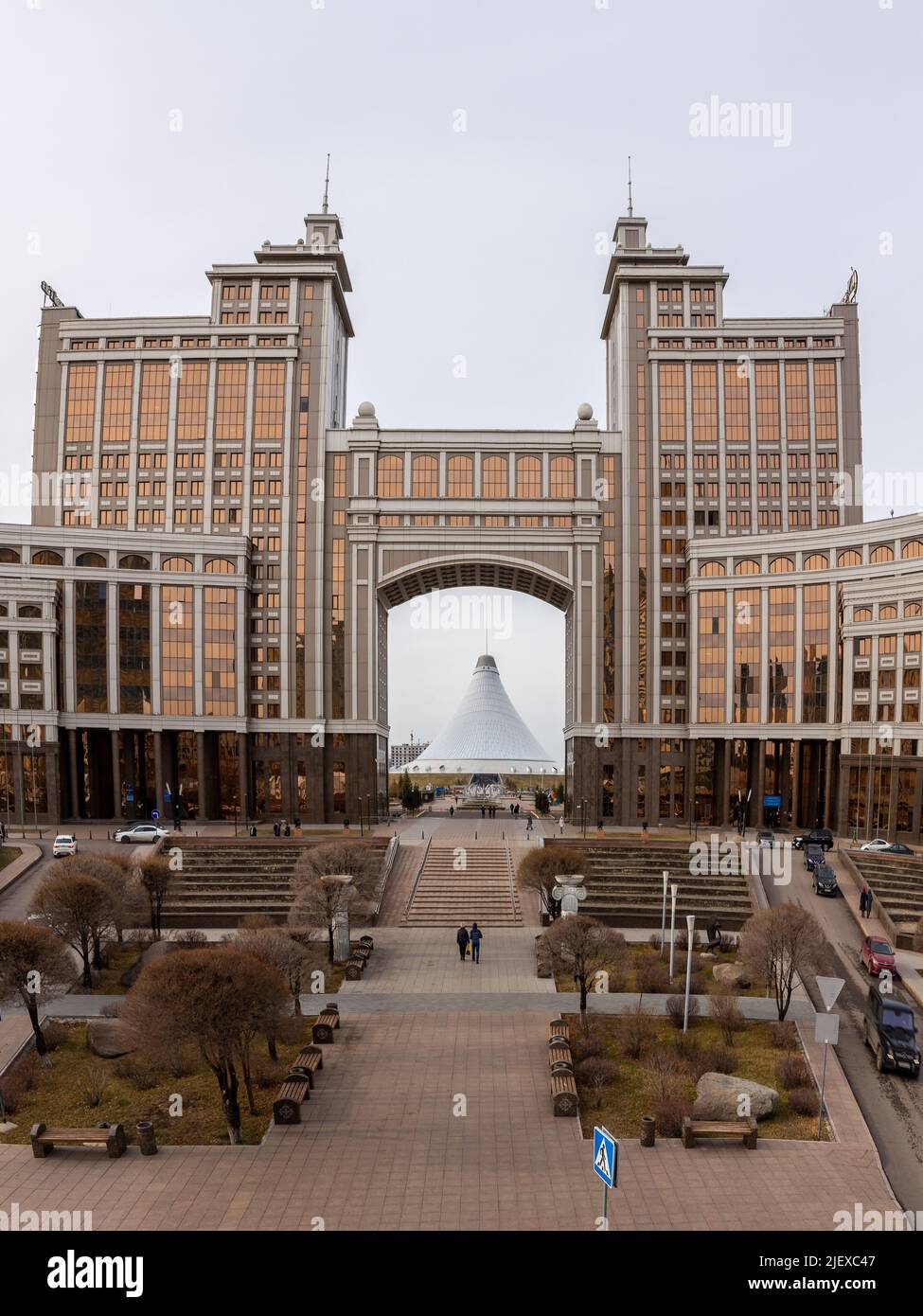Nur Sultan (Astana), Kazakistan, 11.11.21. Skyline di Nur Sultan (Astana) con porta monumentale della citta', Centro intrattenimenti Khan Shatyr Foto Stock