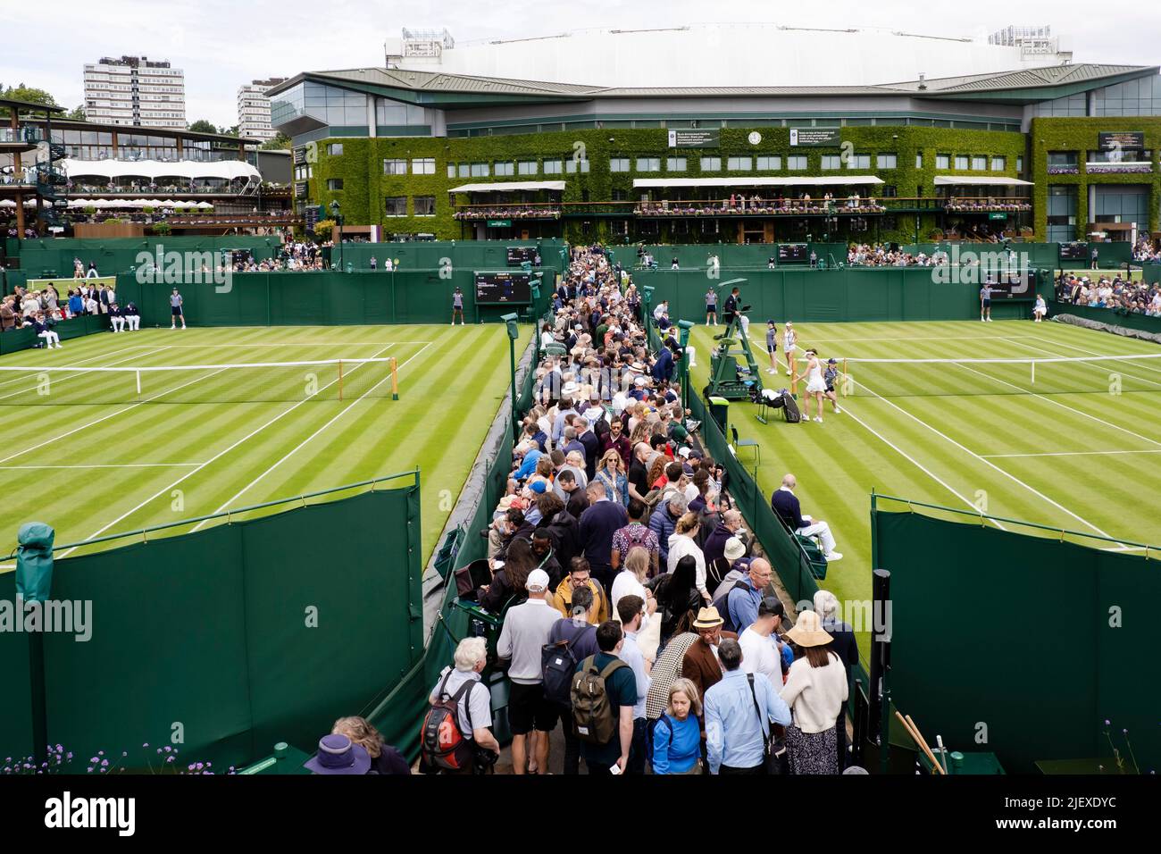 Londra, Regno Unito. 28th giugno 2022. Tennis: Grand Slam/WTA Tour/ATP Tour - Wimbledon. Gli spettatori camminano densamente imballati intorno al sito del torneo. Credit: Frank Molter/dpa/Alamy Live News Foto Stock