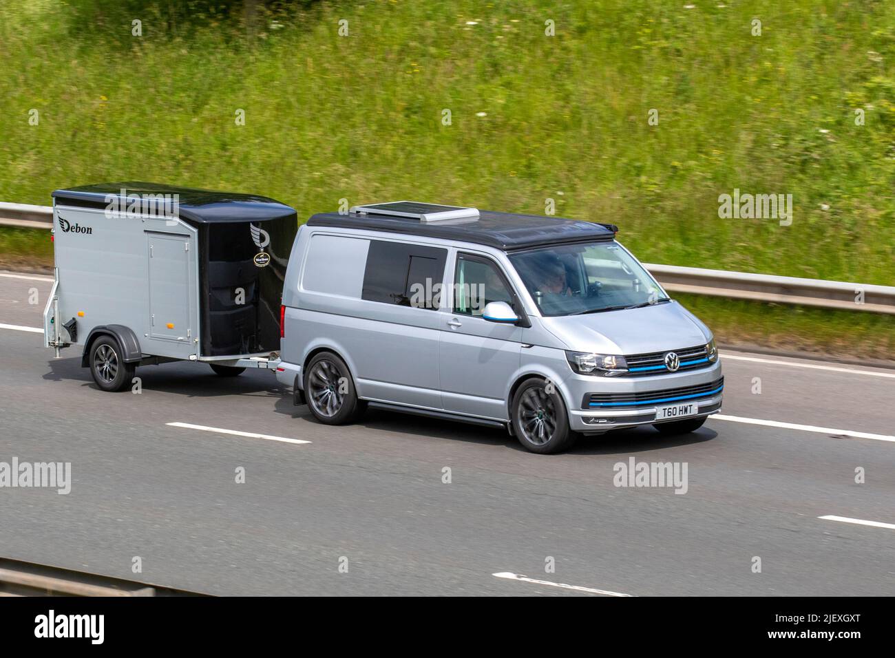 2016 VE Volkswagen Transporter T30 H-Ln TDI BMT 102 Bluemotion SWB Silver LCV Medium Roof 1968cc Diesel Combi van traination Debon C300 Box Van Trailer 1300KG MGW con porta laterale; Foto Stock