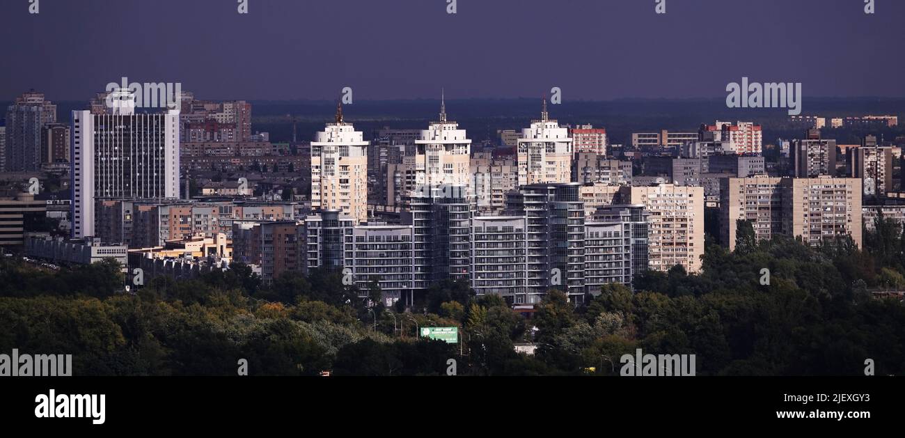 Vista sulla città di Kiev, le rive sinistra e destra della città, quartieri di edifici residenziali, il fiume Dnieper Foto Stock