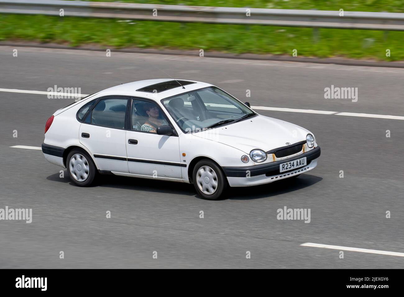 1998, 90s, novanta Toyota Corolla Gs bianco berlina 1597cc benzina berlina berlina berlina; viaggiando sull'autostrada M61, Regno Unito Foto Stock