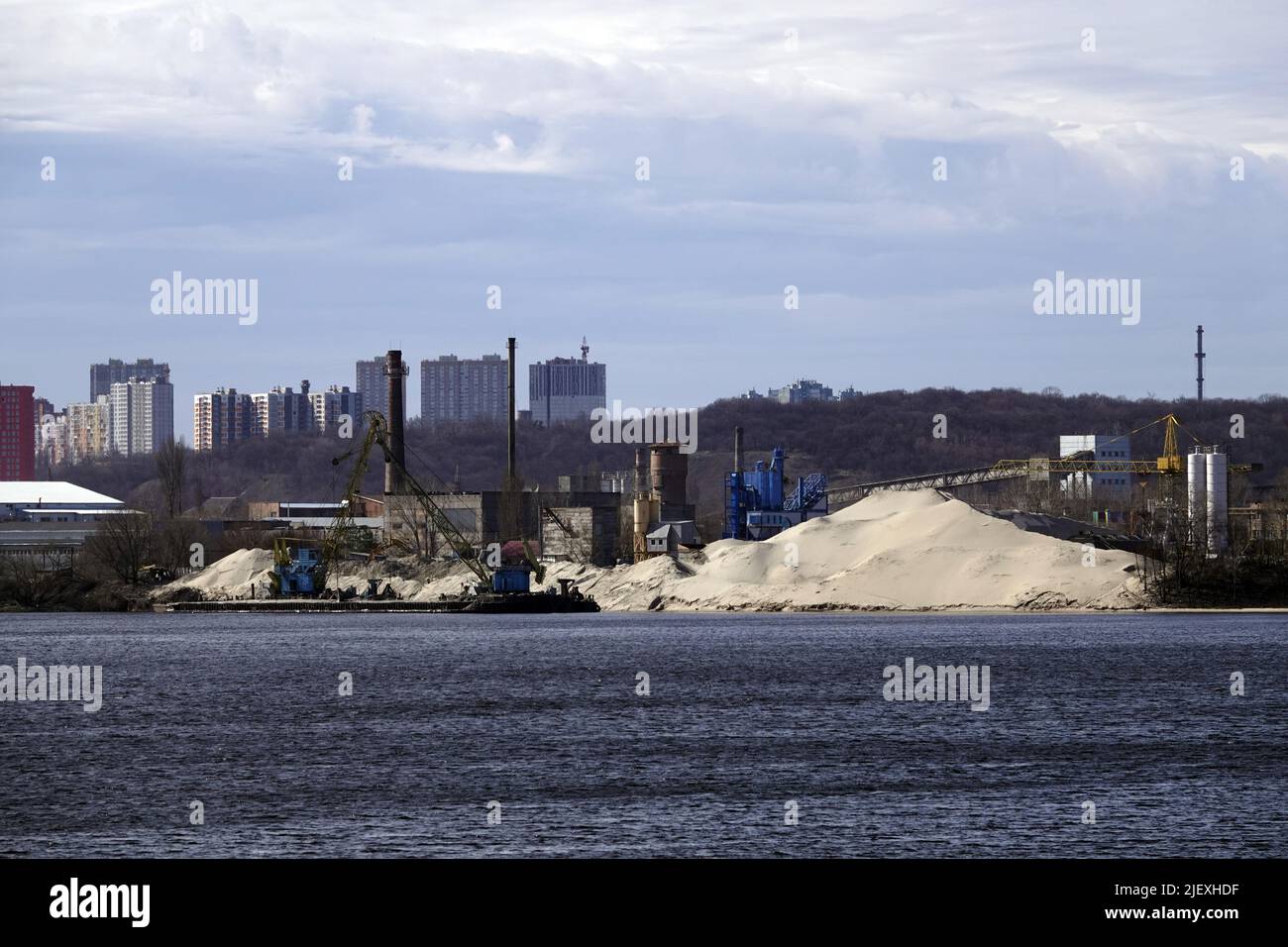 Kiev, Ucraina 13 marzo 2020: molo con un escavatore per il terrapieno di sabbia su chiatte Foto Stock