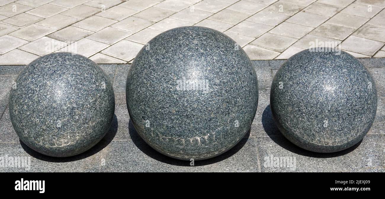 Kiev, Ucraina 1 maggio 2021: Tre palle di marmo decorazione di un quartiere residenziale nel distretto di Pechersky di Kiev con un monumento stilizzato come l'Ar Foto Stock