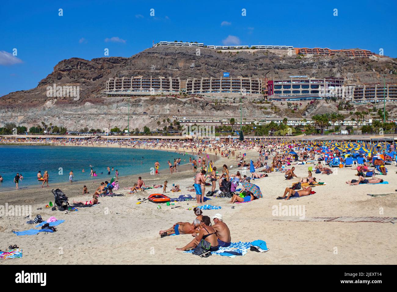 Villeggianti a Playa de los Amadores, spiaggia balneare vicino a Puerto Rico, Grand Canary, Isole Canarie, Spagna, Europa, Oceano Atlantico Foto Stock