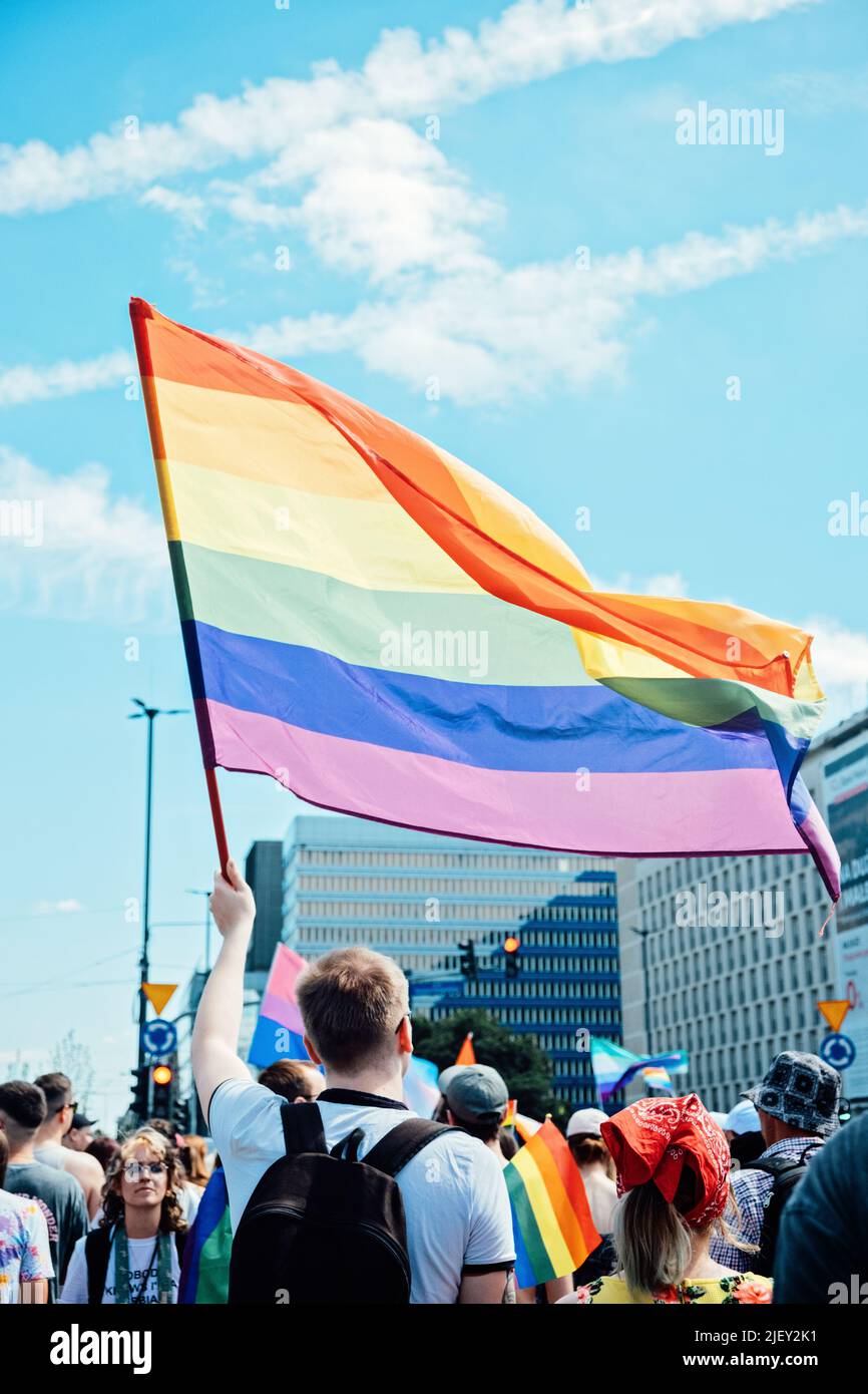 Sfilata LGBT, mese dell'orgoglio a Varsavia. Attivisti polacchi e ucraini marciano per i diritti LGBTQ, Equality Parade. Varsavia, Polonia, 25 giugno 2022 Foto Stock