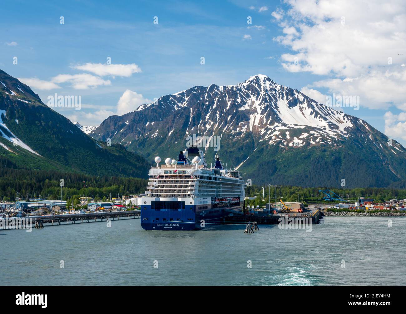 Seward, Alaska - 3 Giugno 2022: Nave da crociera del Millennio celebrità nel porto di Seward in Alaska Foto Stock