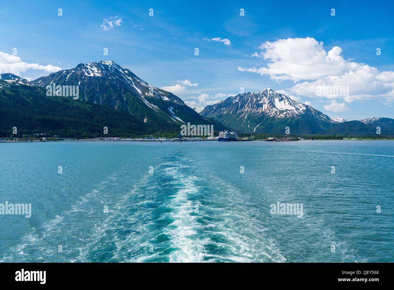 Seward, Alaska - 3 Giugno 2022: Nave da crociera del Millennio celebrità nel porto di Seward in Alaska visto dalla barca di partenza Foto Stock