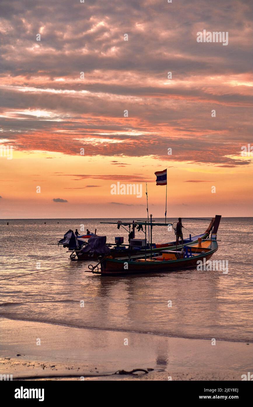 Fisher man finendo il lavoro e portare a casa il loro bottino. Foto Stock