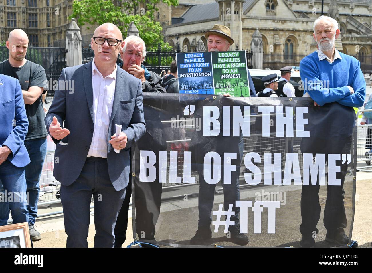 Parliament Square, Londra, UK, 28/06/2022, Speaker Paul John Maskey è un politico repubblicano irlandese in Irlanda del Nord per il tempo della verità e del tempo della giustizia! No per dire NO alla “carta della vergogna” britannica di fermare le vittime della Bloody Sunday a cercare giustizia a Parliament Square, Westminster, Londra, Regno Unito. – 28 giugno 2022. Foto Stock