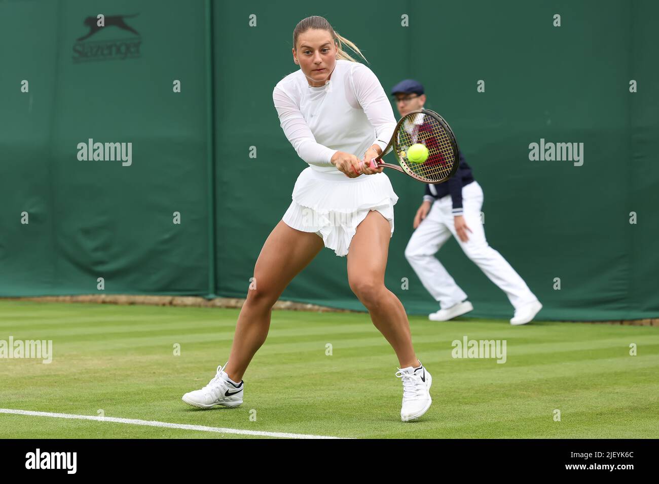 28th giugno 2022, All England Lawn Tennis and Croquet Club, Londra, Inghilterra; torneo di tennis di Wimbledon; Marta Kostyuk gioca un backhand a Katie Swan Foto Stock
