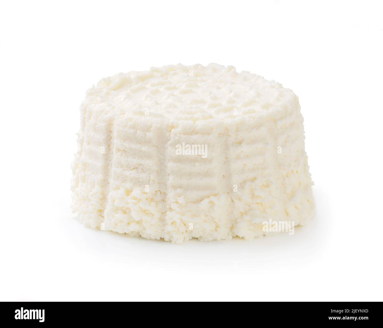 Ricotta isolato. Ricotta di formaggio morbido su sfondo bianco. Foto Stock