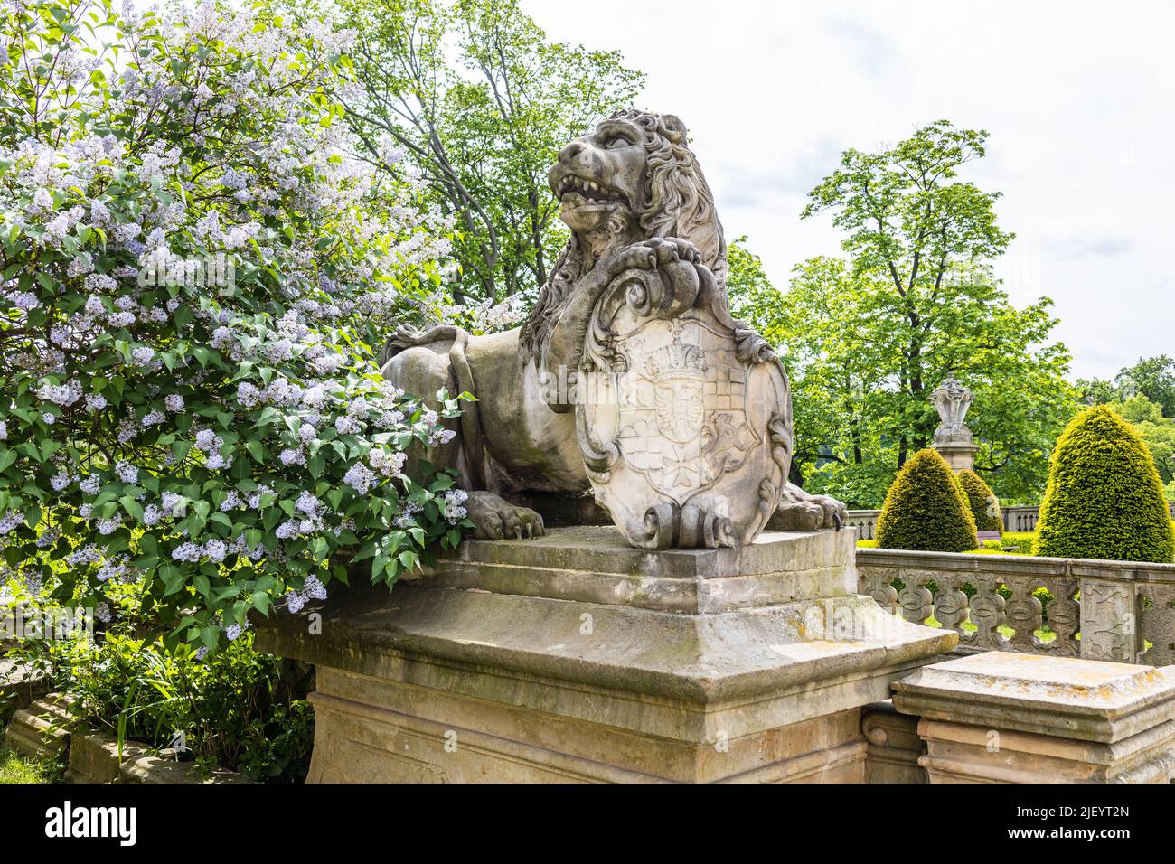 Statua di leone di pietra con uno stemma vicino al Castello di Ksiaz. Walbrzych, Polonia, 20 maggio 2022 Foto Stock