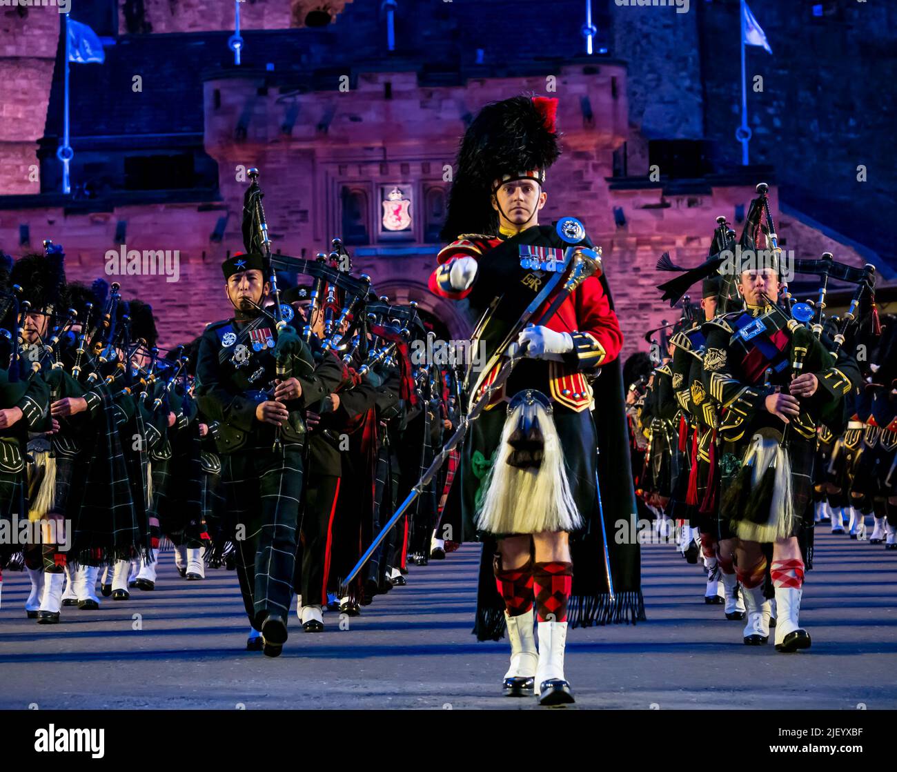 Royal Military Tattoo 2019 con tradizionali pipe massaggiate e batteria che suonano cornamuse in uniforme militare scozzese con kilts, Edimburgo Foto Stock