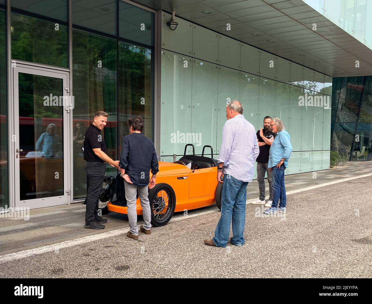 Bratislava, Slovacchia. 28th giugno 2022. Le star del Grand Tour, Jeremy Clarkson, Richard Hammond e James May guardano un prototipo del nuovo veicolo slovacco PATAK RODSTER. Credit: DN/Alamy Live News Foto Stock