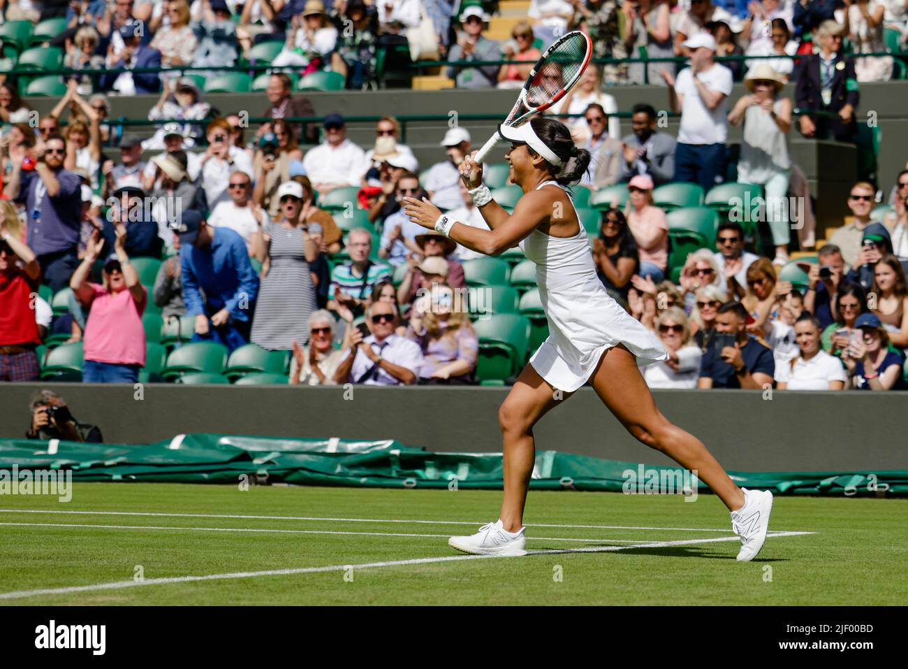 Londra, UK, 28th giugno 2022: Heather Watson dalla Gran Bretagna festeggia dopo la sua vittoria di 1st round durante i Wimbledon Tennis Championships 2022 all'All England Lawn Tennis and Croquet Club di Londra. Credit: Frank Molter/Alamy Live news Foto Stock