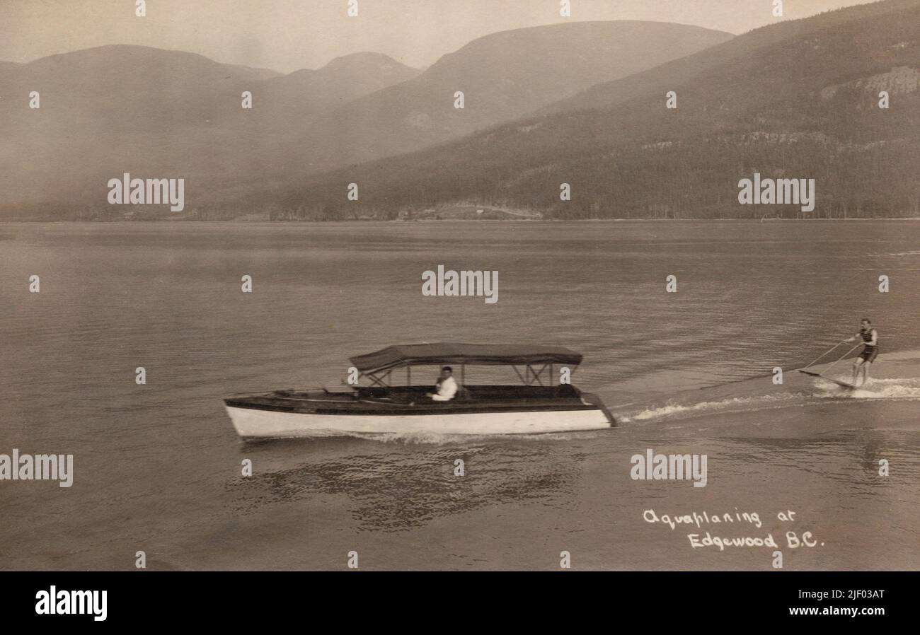 Aquaplaning su Lower Arrow Lake, Edgewood BC Canada, circa 1910-1920 's cartolina. Non identificato fotografo Foto Stock