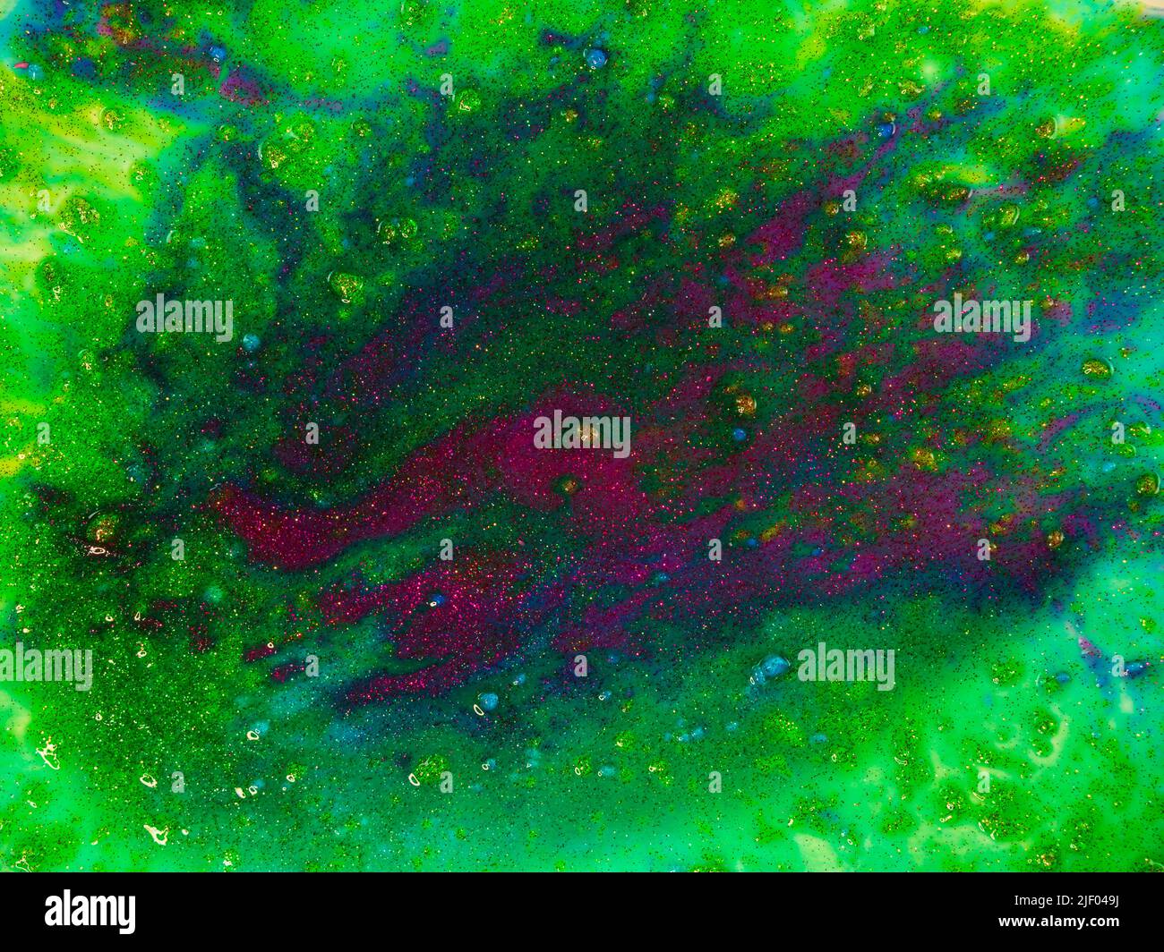 Immagine orizzontale che mostra una texture colorata in acrilico e vernice acquerello con glitter con un effetto vivace e brillante Foto Stock