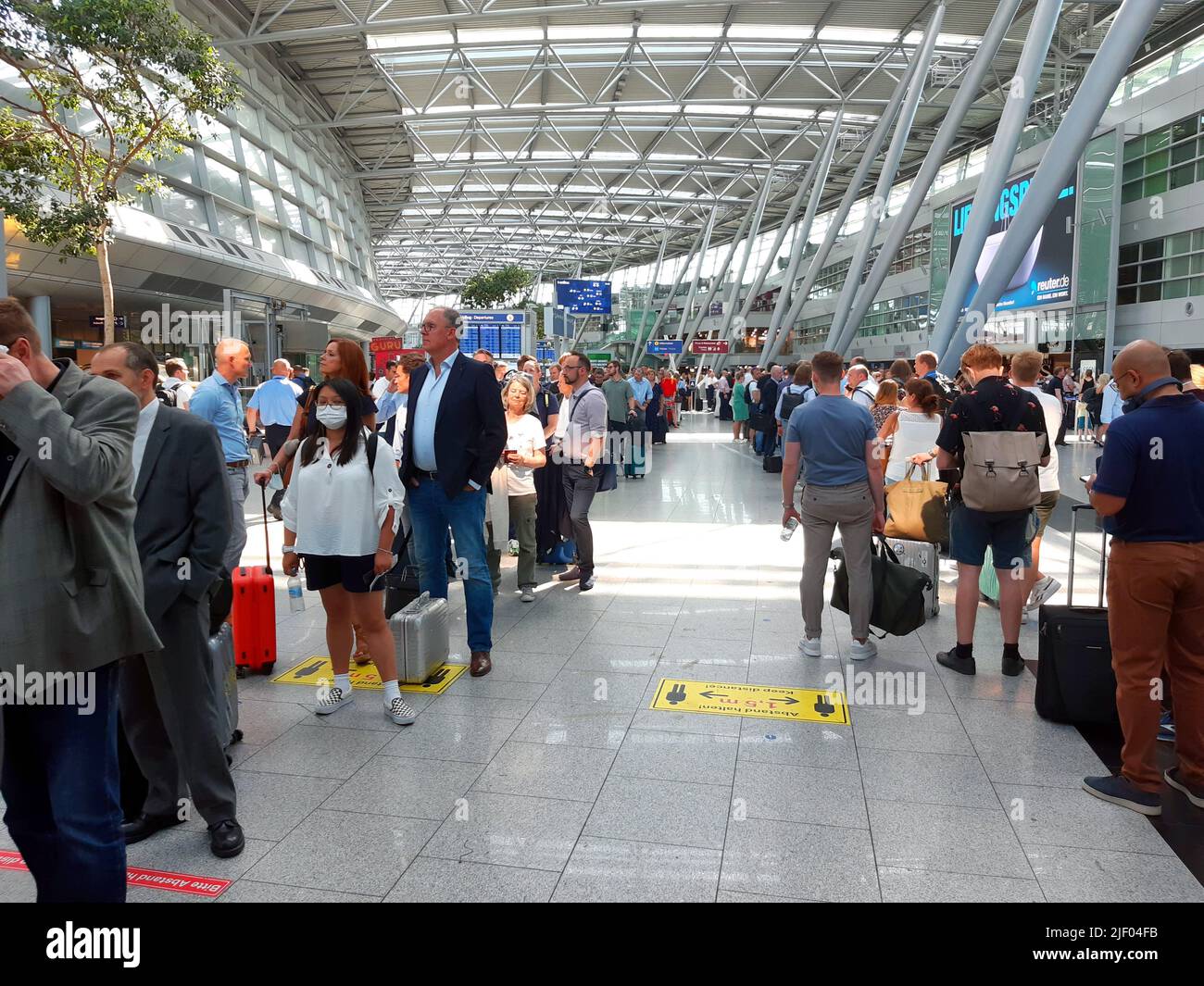 Dopo lunghe code al check-in e il controllo di sicurezza, la controllata Lufthansa Eurowings ha annullato diversi voli all'aeroporto di Duesseldorf. Foto Stock