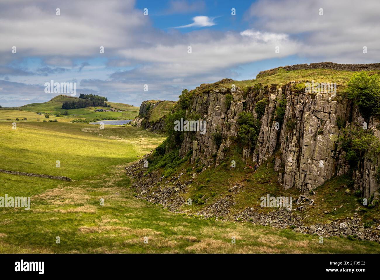 Il Muro di Adriano sulla cima dei Peel Crags a Steel Rigg con Crag Lough sullo sfondo, Northumberland, Inghilterra Foto Stock