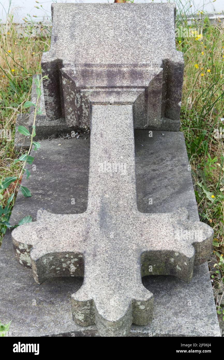 La Croce caduta - Cimitero di Bagneux - Parigi Foto Stock