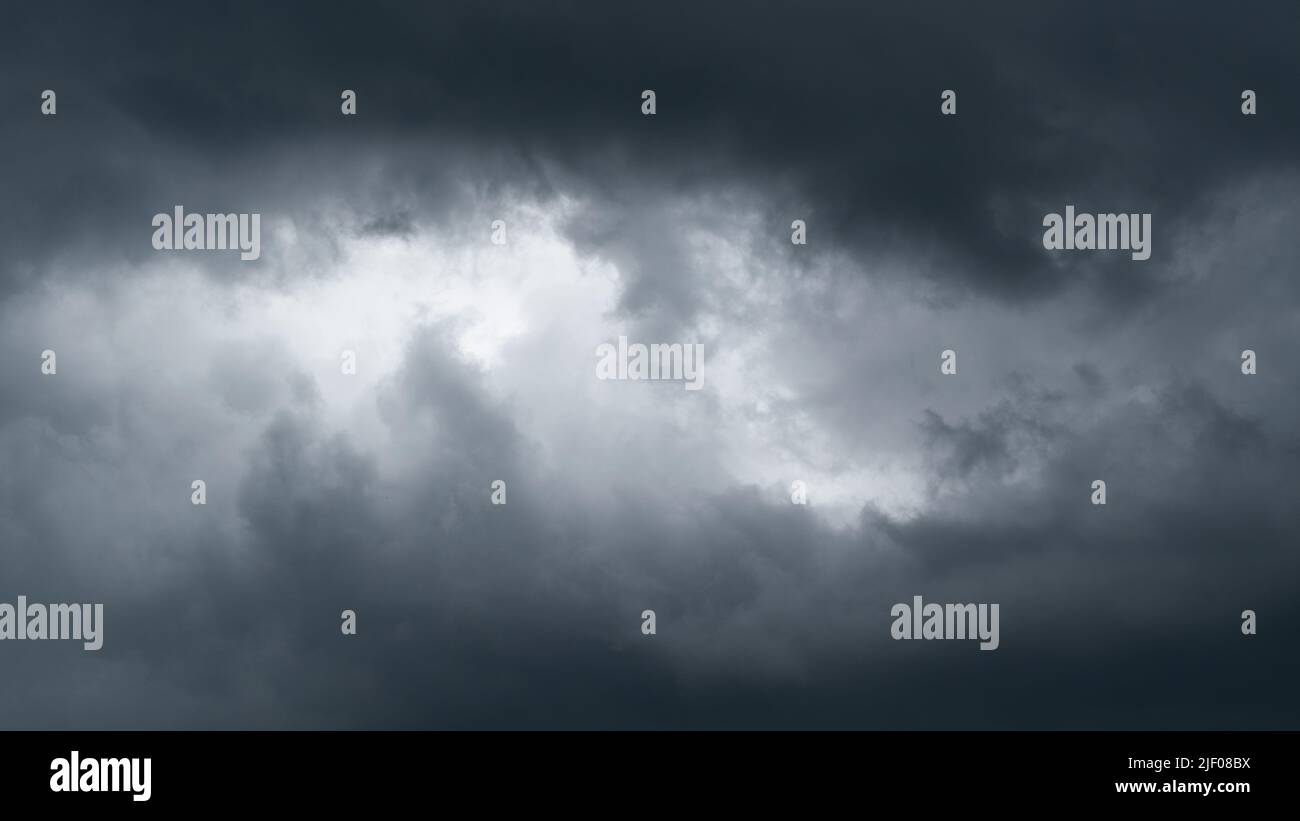 Panorama delle nuvole oscure, clima ostico Foto Stock