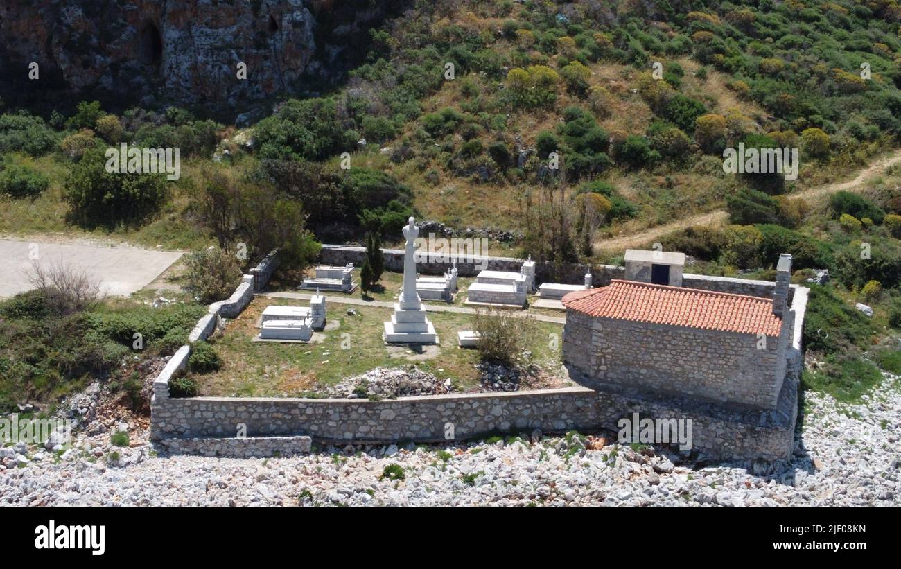 Un piccolo cimitero a Limeni, Peloponneso, Grecia Foto Stock