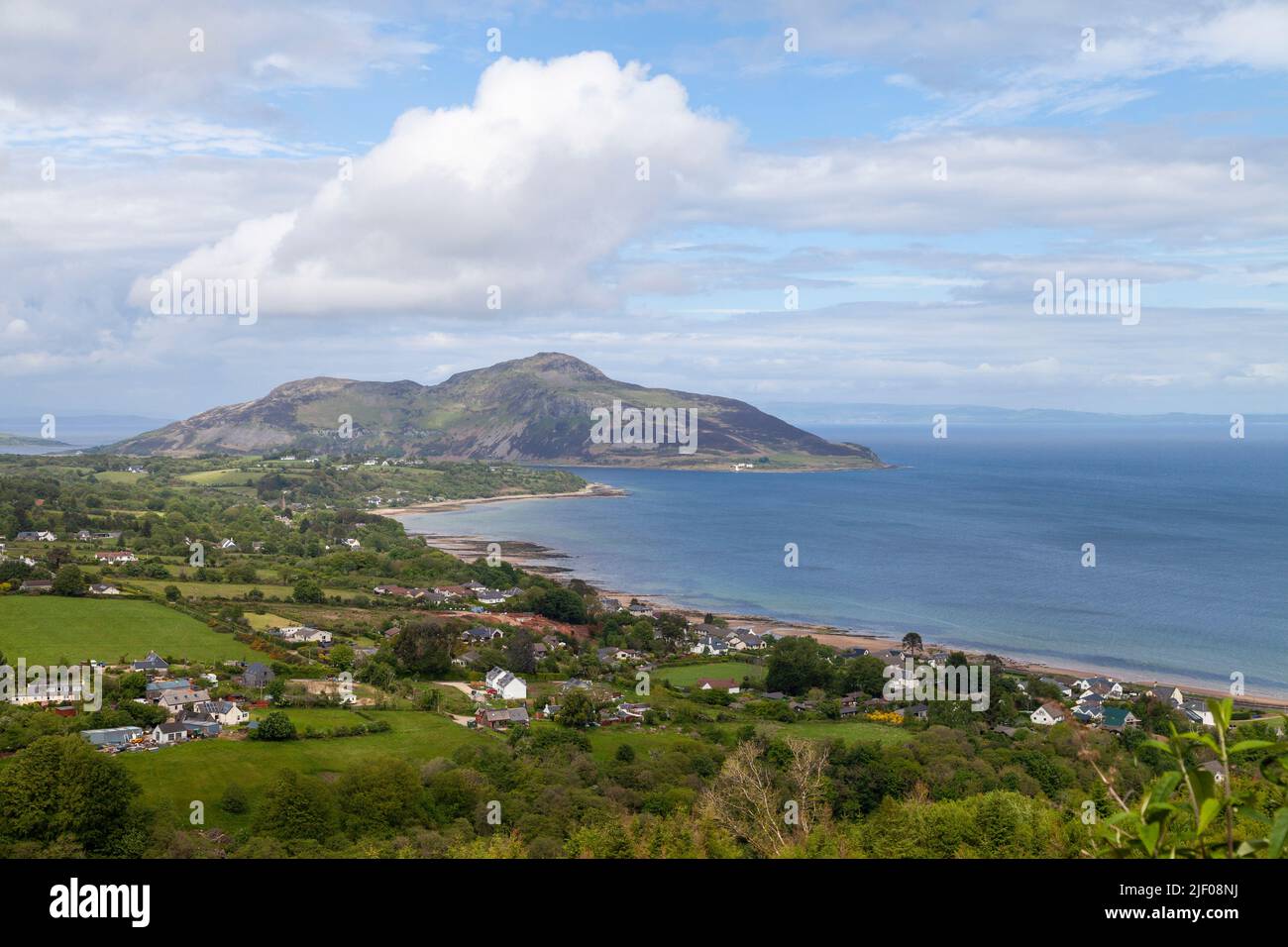 Si affaccia sulla Baia di Whiting e sull'Isola Sacra dalle tombe dei Giganti sull'Isola di Arran, Scozia Foto Stock