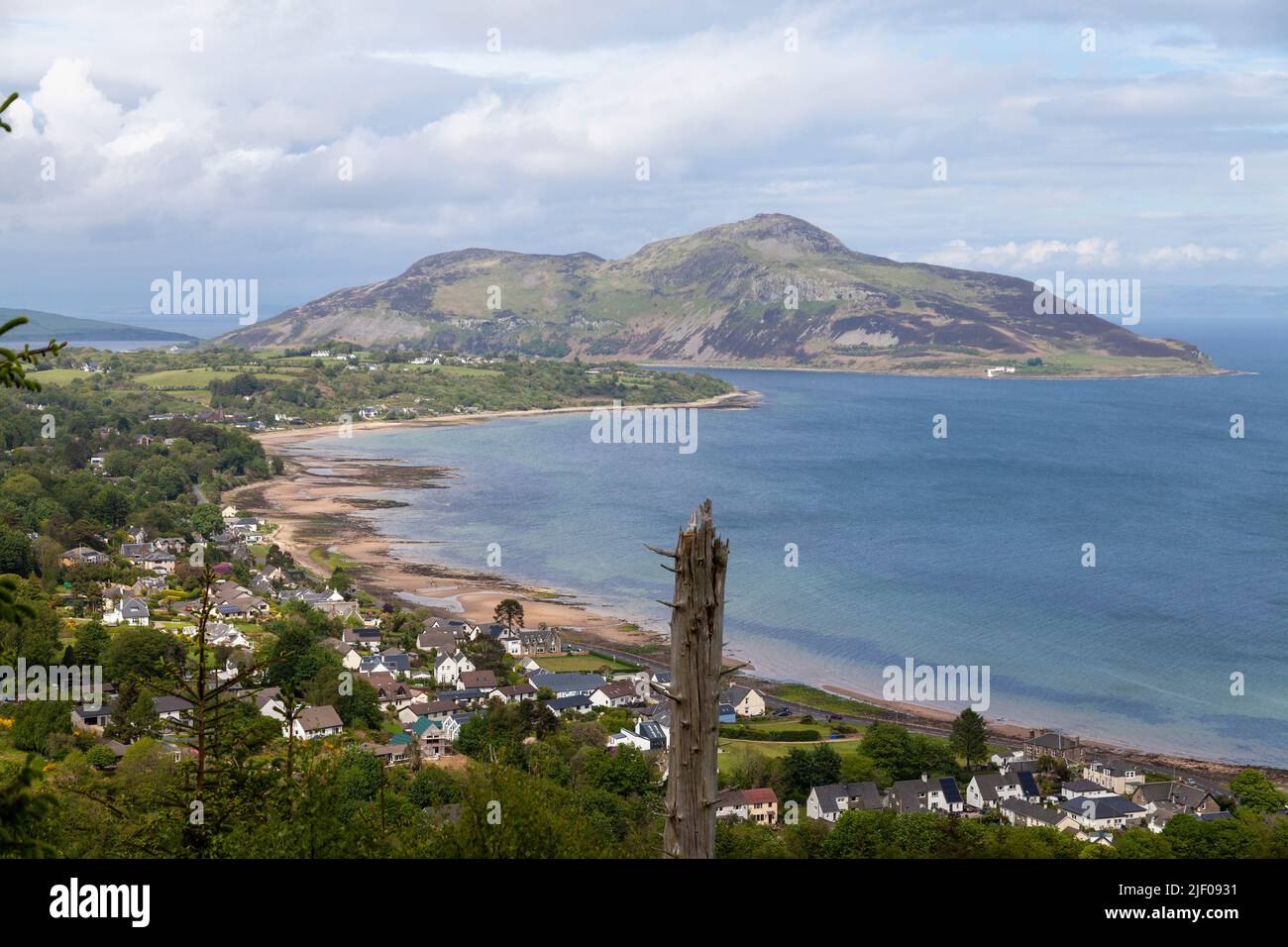 Si affaccia sulla Baia di Whiting e sull'Isola Sacra dalle tombe dei Giganti sull'Isola di Arran, Scozia Foto Stock
