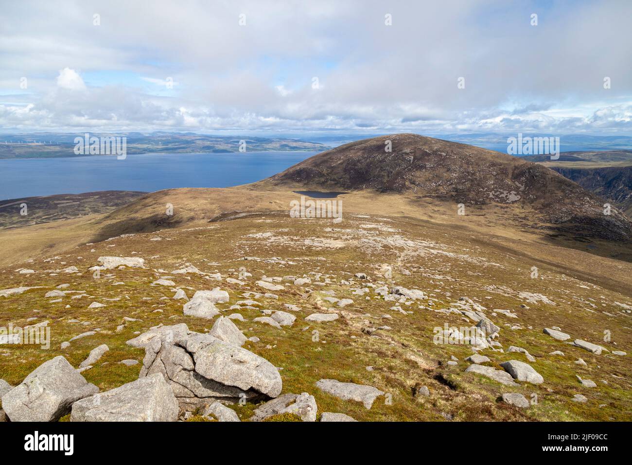 Camminando verso Meall nan Damh dopo aver scalato Mullach Buidhe, Arran, Scozia Foto Stock