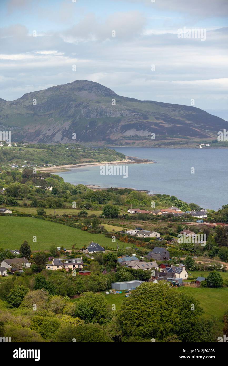 Si affaccia sulla Baia di Whiting e sull'Isola Sacra dalle tombe dei Giganti sull'Isola di Arran, Scozia Foto Stock