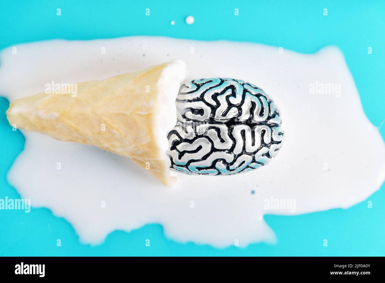 Rinfrescare il cervello umano in un gelato a cono di waffle. Concetto di onda calda estiva estrema. Foto Stock