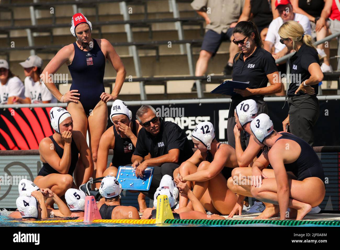 BUDAPEST, UNGHERIA - GIUGNO 28: Allenatore capo Adam Krikorian degli Stati Uniti, Ashleigh Johnson degli Stati Uniti, Maddie Musselman degli Stati Uniti, Tara Prentice degli Stati Uniti, Rachel Fattal degli Stati Uniti, Ava Elizabeth Johnson degli Stati Uniti, Margaret Steffens degli Stati Uniti, Stephania Haralabidis degli Stati Uniti, Ryann Neushul degli Stati Uniti, Denise Mammolito degli Stati Uniti, Kaleigh Gilchrist degli Stati Uniti, Bayley Weber degli Stati Uniti, Jordan Raney degli Stati Uniti e Amanda longan degli Stati Uniti durante il FINA World Championships Budapest 2022 Quarter final match USA / Sp Foto Stock