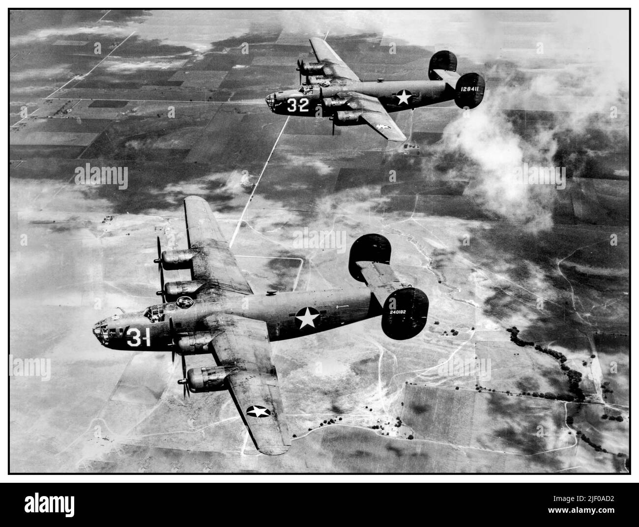 WW2 USAF Consolidated B-24 'Liberator' aereo bombardiere B-24 adatto per lunghe missioni di bombardamento in acqua durante la seconda guerra mondiale. Il Consolidated B-24 Liberator è un bombardiere pesante americano, progettato da Consolidated Aircraft di San Diego, California. Il B-24 è stato il pilastro della campagna di bombardamento strategico degli Stati Uniti nel teatro dell'Europa occidentale. Grazie alla sua gamma, si è rivelato utile nelle operazioni di bombardamento nel Pacifico, compreso il bombardamento del Giappone. I liberatori anti-sottomarini a lungo raggio hanno giocato un ruolo fondamentale nel colmare il divario medio-atlantico nella battaglia dell'Atlantico. Foto Stock