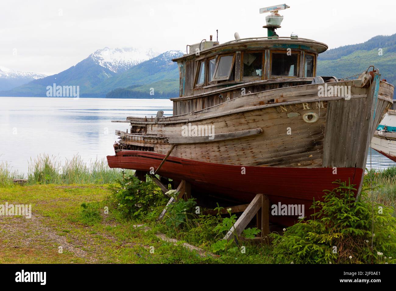 Vecchia barca da pesca fuori dall'acqua a Icy Strait Point Alaska USA. Foto Stock