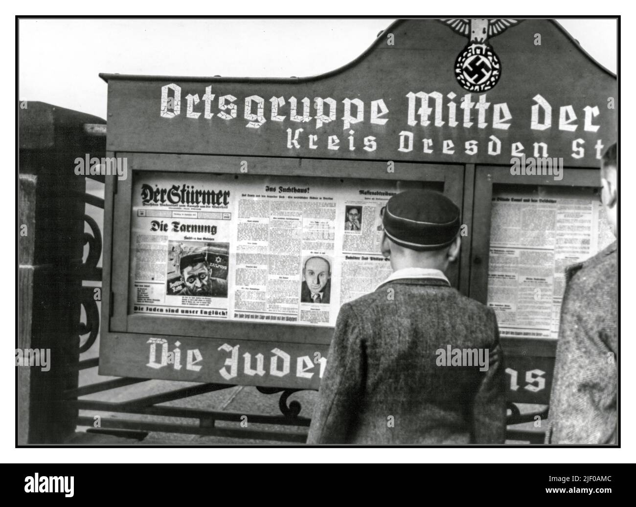 1930s Der Sturmer virulento anti semitic nazista propaganda giornale in un villaggio di notizie mostra gabinetto, il giornale di proprietà e prodotto da Julius Streicher, un sostenitore Adolf Hitler membro entusiasta del partito nazista e un appassionato anti semite, successivamente giustiziato per crimini di guerra a Norimberga Foto Stock 1930s Der Sturmer virulento anti semitic nazista propaganda giornale in un villaggio di notizie mostra gabinetto, il giornale di proprietà e prodotto da Julius Streicher, un sostenitore Adolf Hitler membro entusiasta del partito nazista e un appassionato anti semite, successivamente giustiziato per crimini di guerra a Norimberga Foto Stock