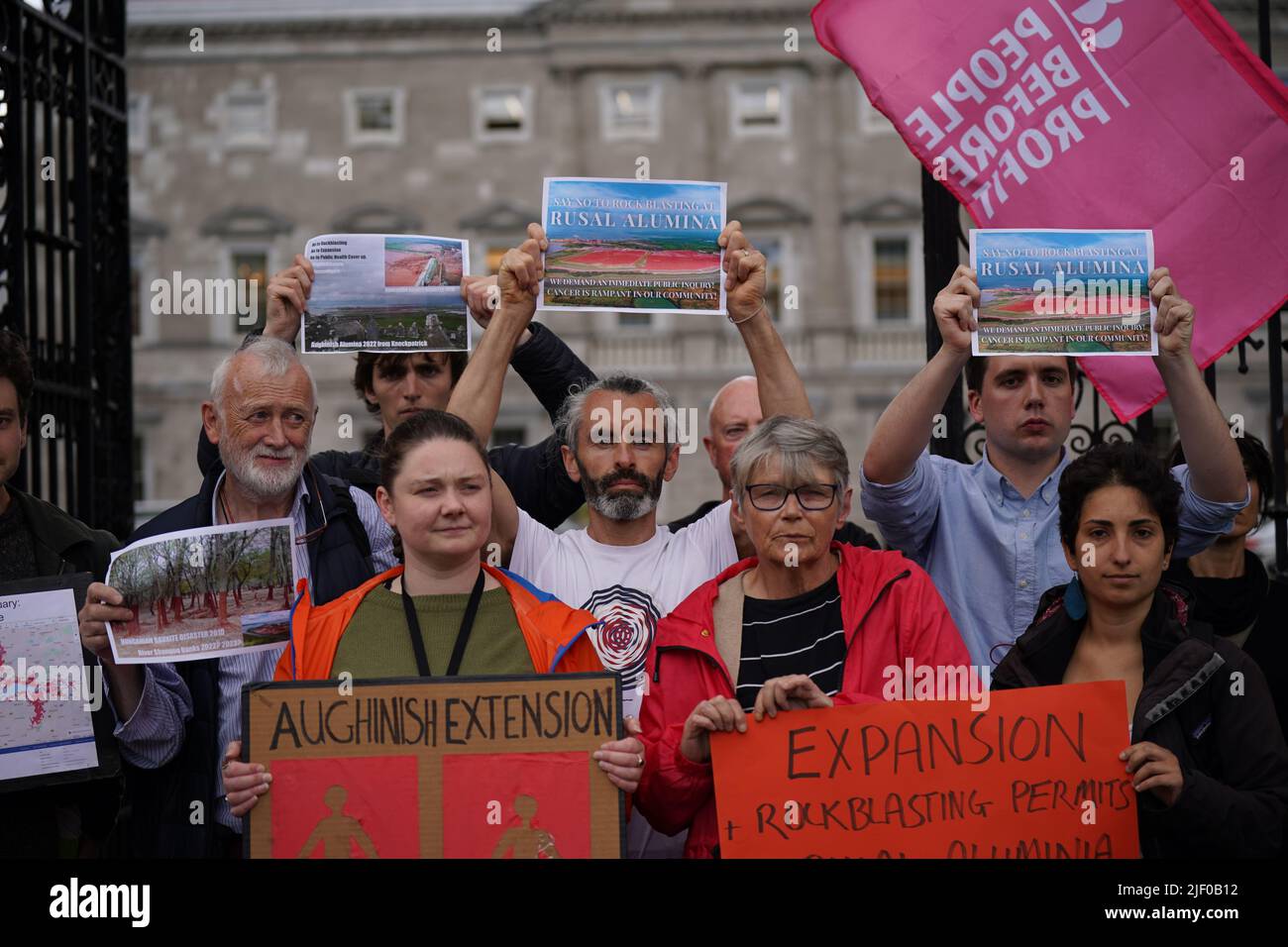 Gli attivisti del gruppo Future Proof Clare prendono parte a una protesta al di fuori della Leinster House a Dublino. Sono contrari all'espansione dell'impianto di allumina di Aughinish di proprietà della società russa Rusal. Sostengono che la bauxite dalla pianta sta danneggiando l'estuario di Shannon. Data foto: Martedì 28 giugno 2022. Foto Stock