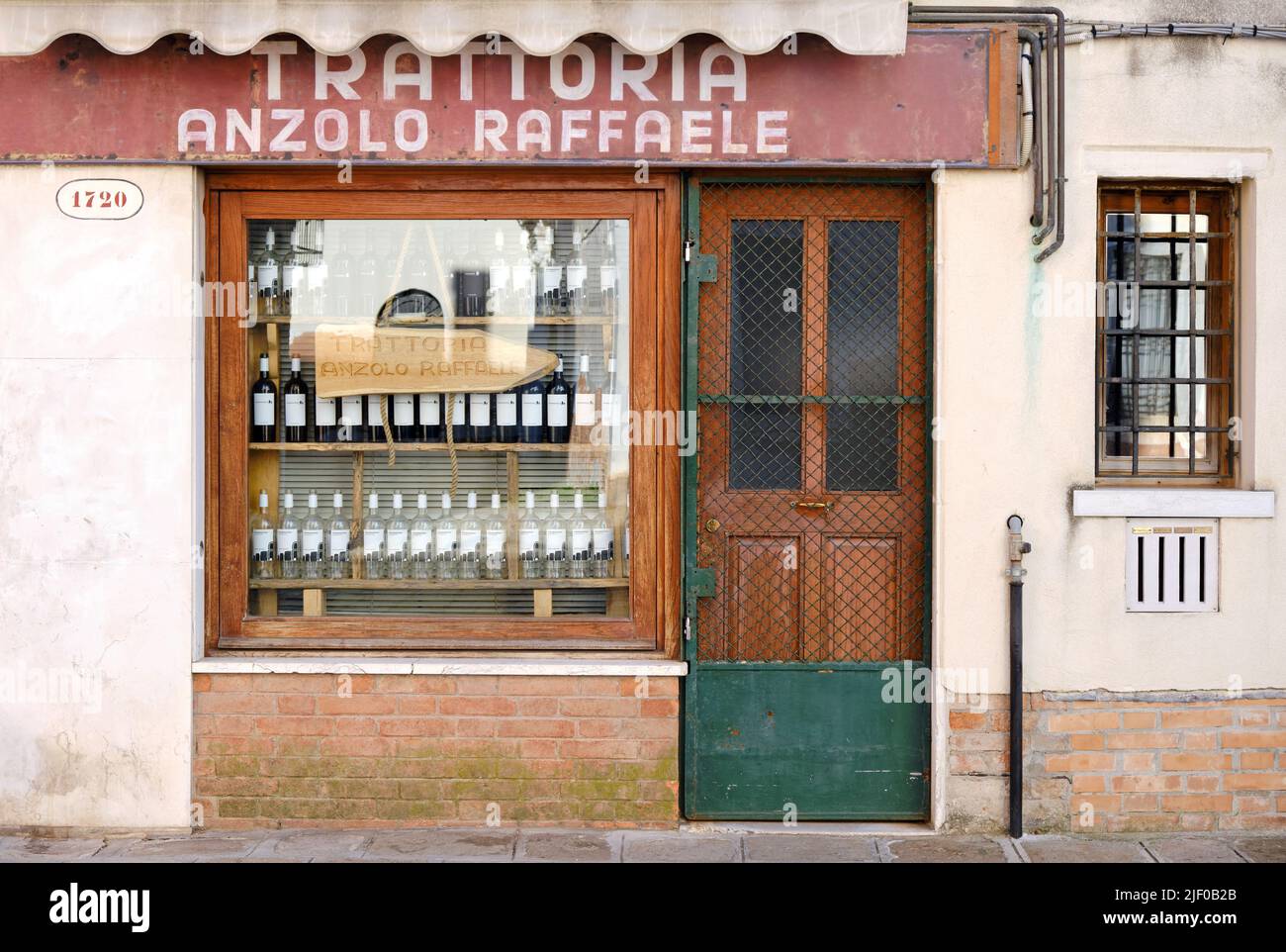 Vista frontale dell'ingresso dell'antica trattoria italiana tradizionale di Venezia Foto Stock