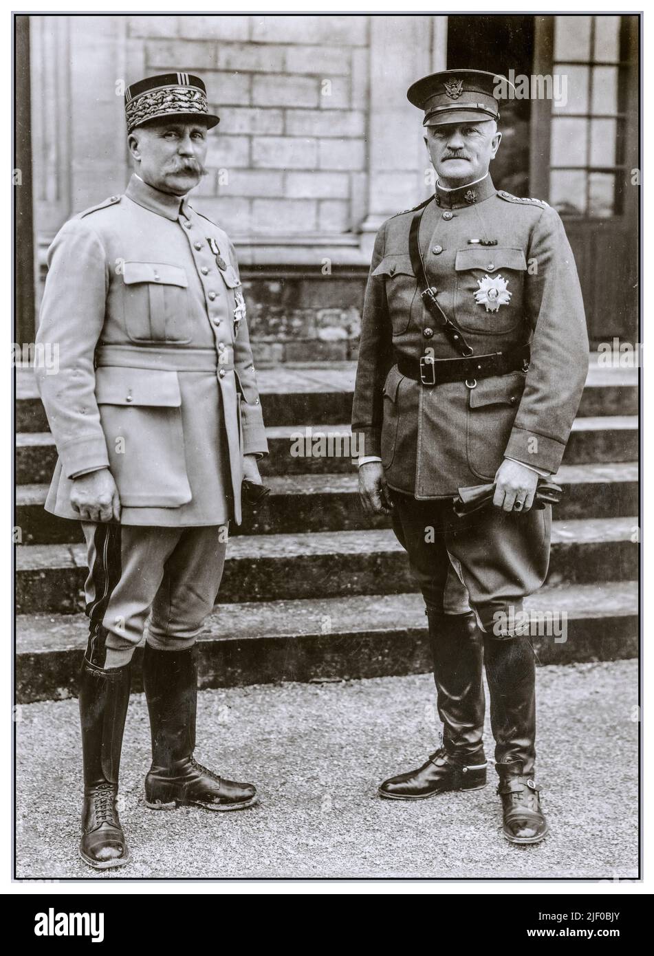 PETAIN & PERSHING WW1 il generale John J. 'Black Jack' Pershing (1860-1948), che era capo delle forze americane di spedizione nella prima guerra mondiale con il generale francese Joseph Petain (1852-1931) davanti al Château du Val des Escholiers, Chaumont, Francia. Foto Stock