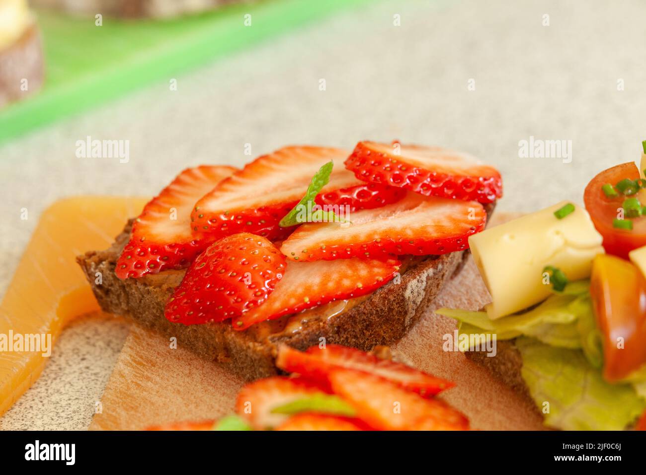 Sandwich all'aperto in stile danese con fragole e burro di arachidi. Foto Stock
