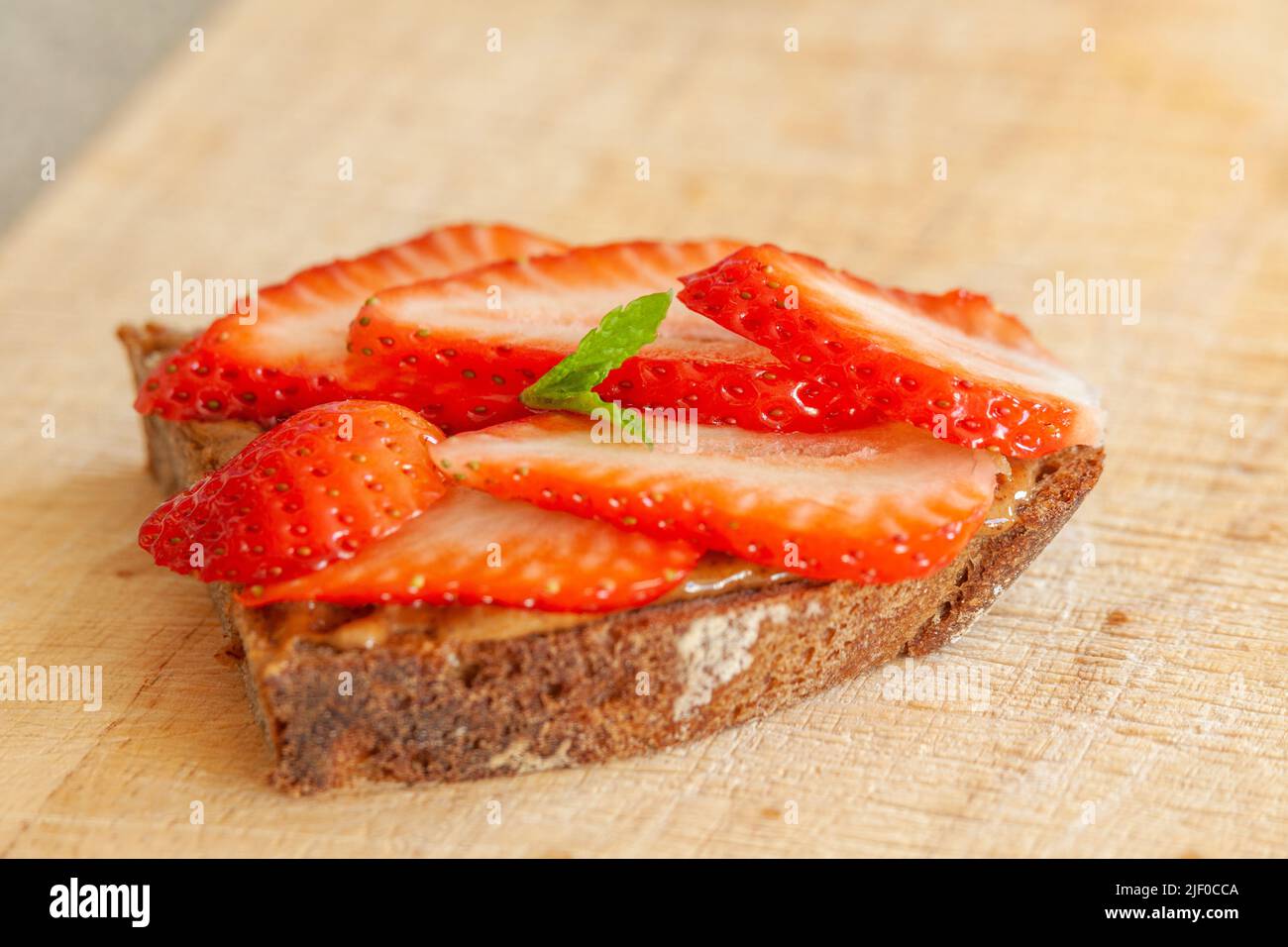 Sandwich all'aperto in stile danese con fragole e burro di arachidi. Foto Stock