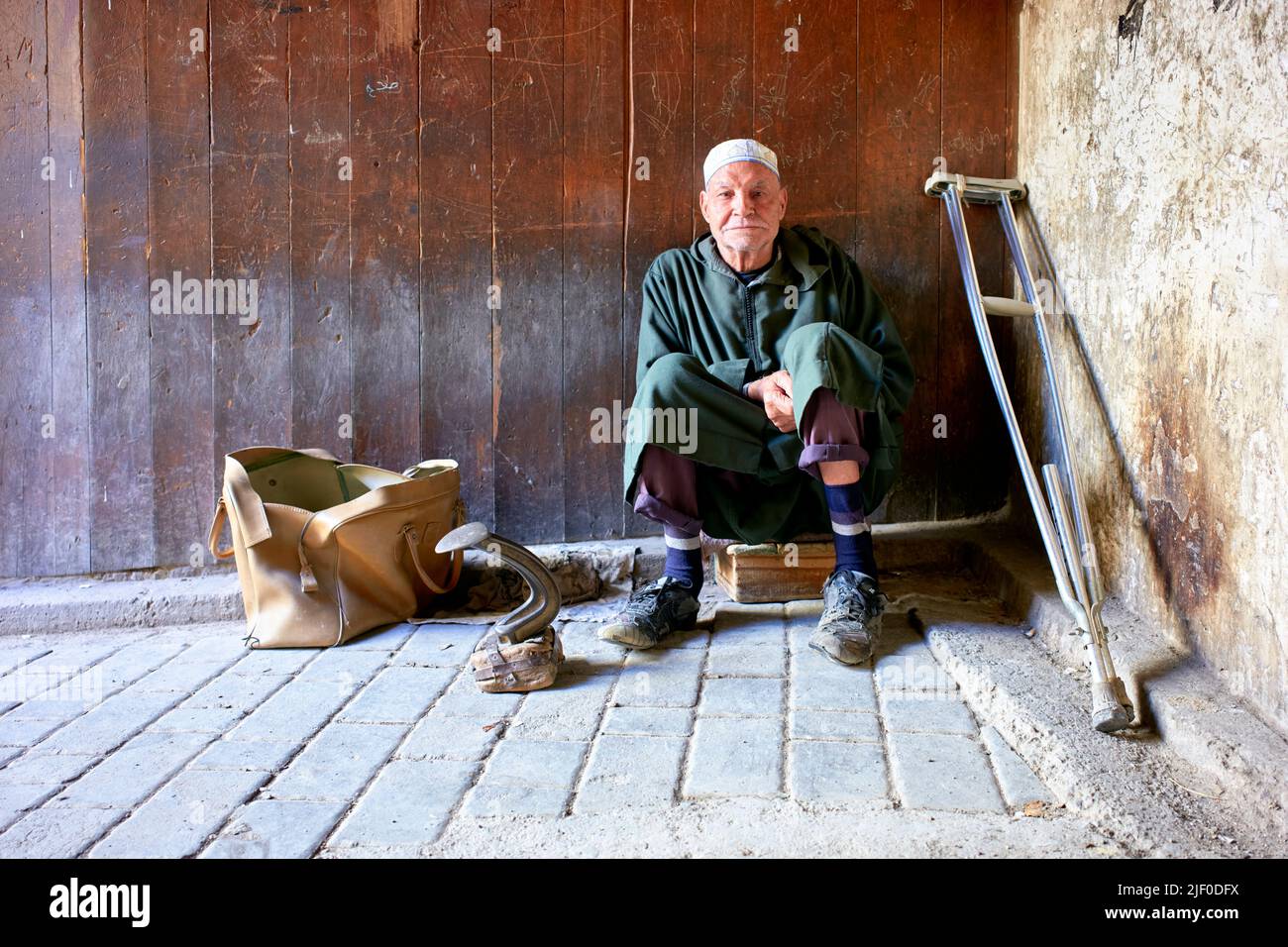 Marocco Fez. Ritratto di un cobbler di strada con una stampella Foto Stock
