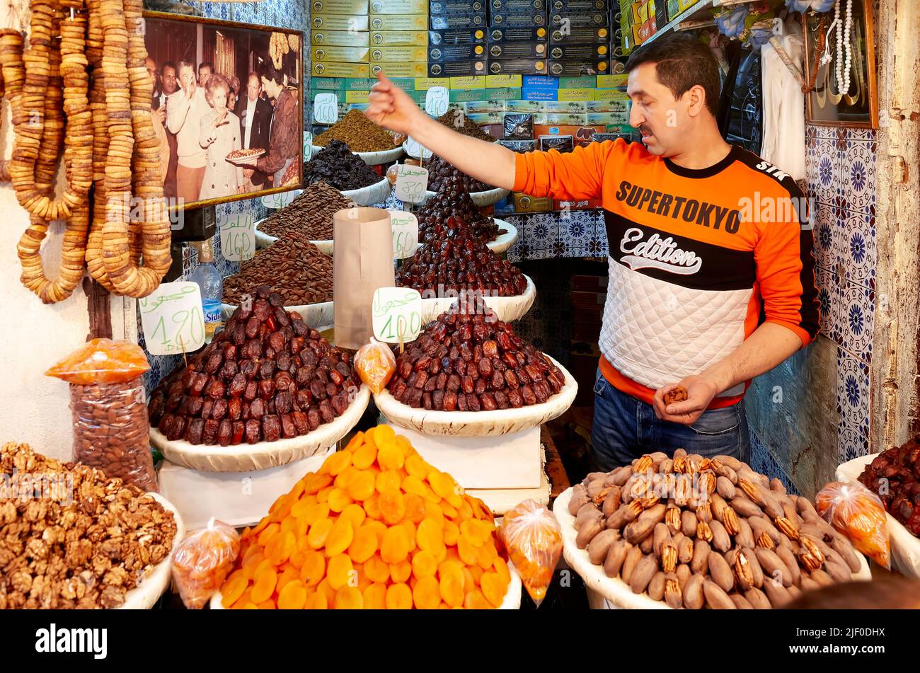 Marocco Fez. Bancarella di frutta secca nella Medina Foto Stock