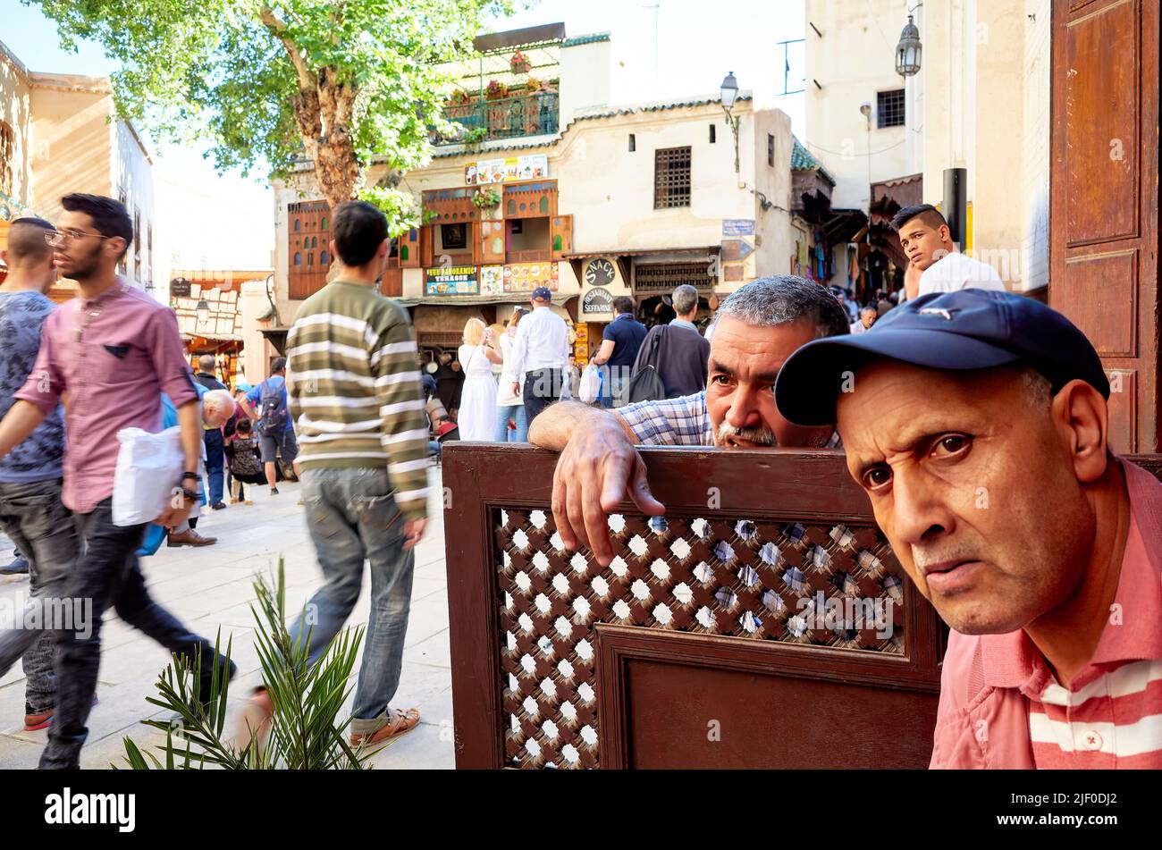 Marocco Fez. La piazza trafficata nel souk Seffarine Foto Stock