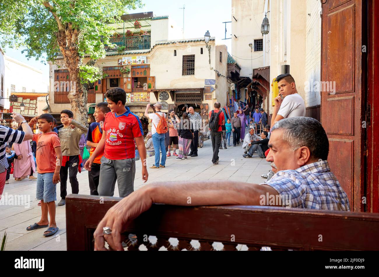 Marocco Fez. La piazza trafficata nel souk Seffarine Foto Stock