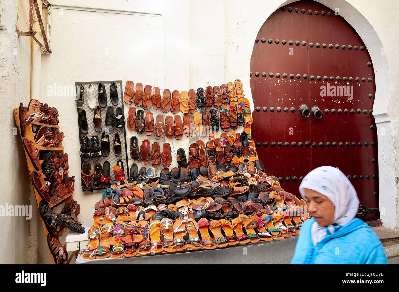 Marocco Fez. Vendita di pantofole marocchine nella Medina Foto Stock