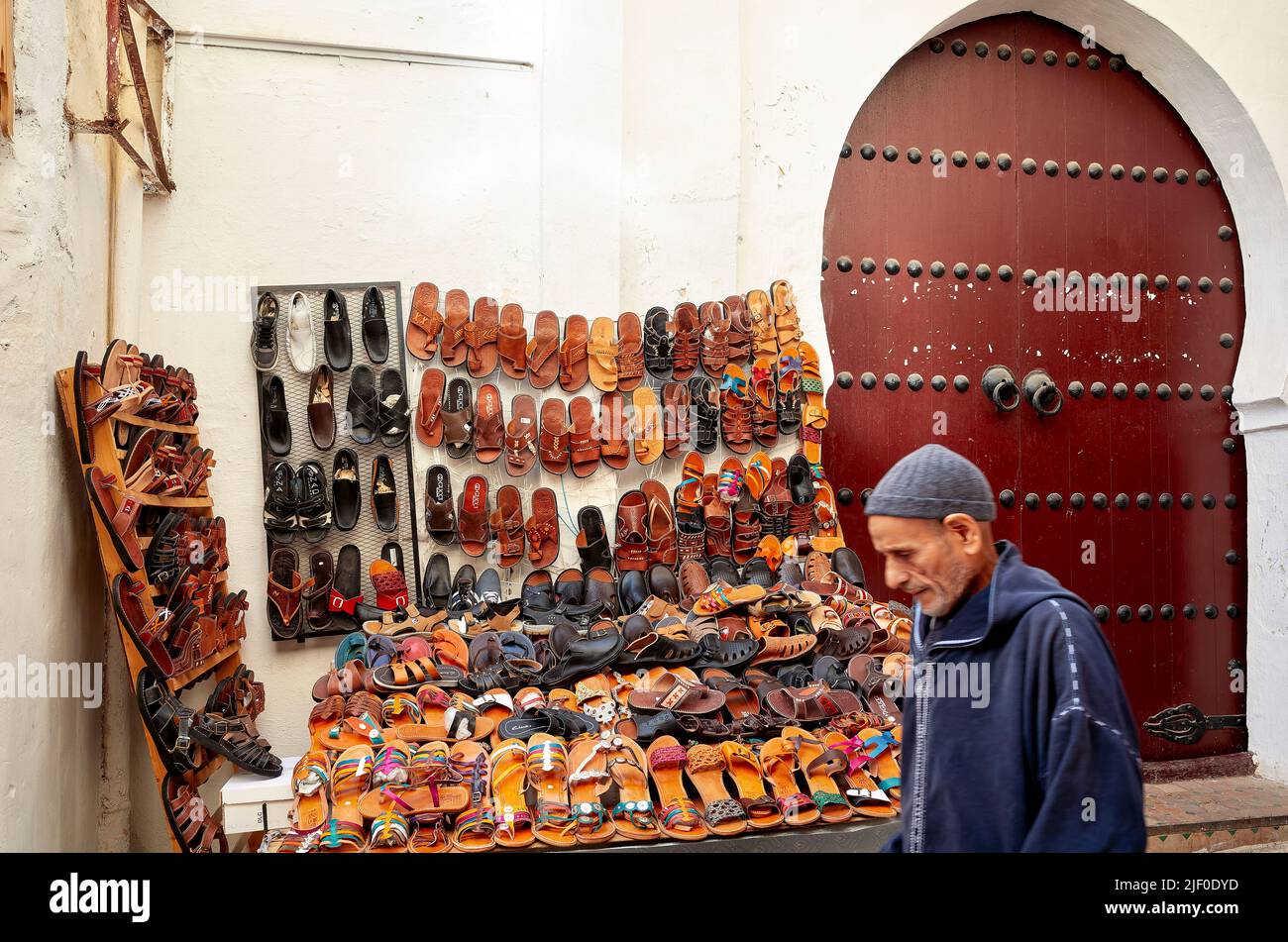 Marocco Fez. Vendita di pantofole marocchine nella Medina Foto Stock